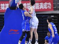 星空体育官网-青岛男篮精湛防守技巧，引领球队成功击败对手